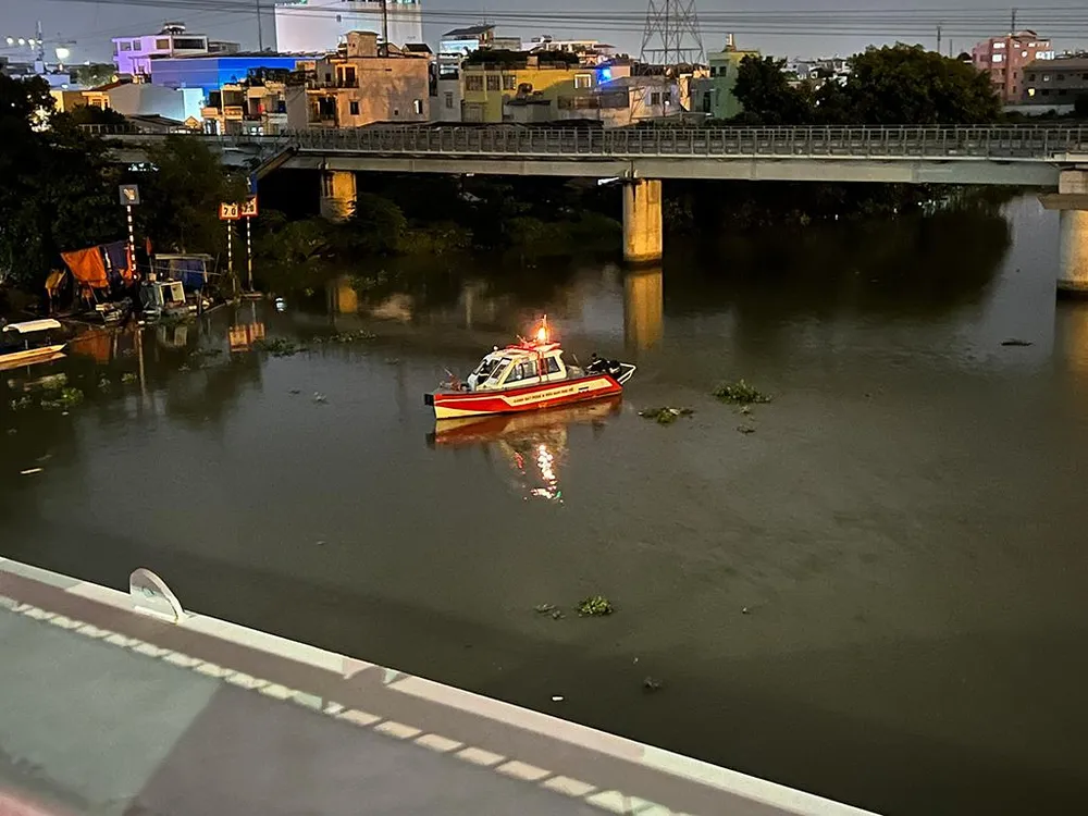 Cảnh sát tổ chức tìm kiếm nạn nhân. Ảnh: ĐC