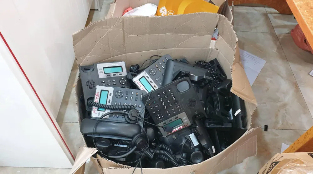 Nhiều thiết bị viễn thông phục vụ lừa đảo bị phát hiện tại căn nhà.