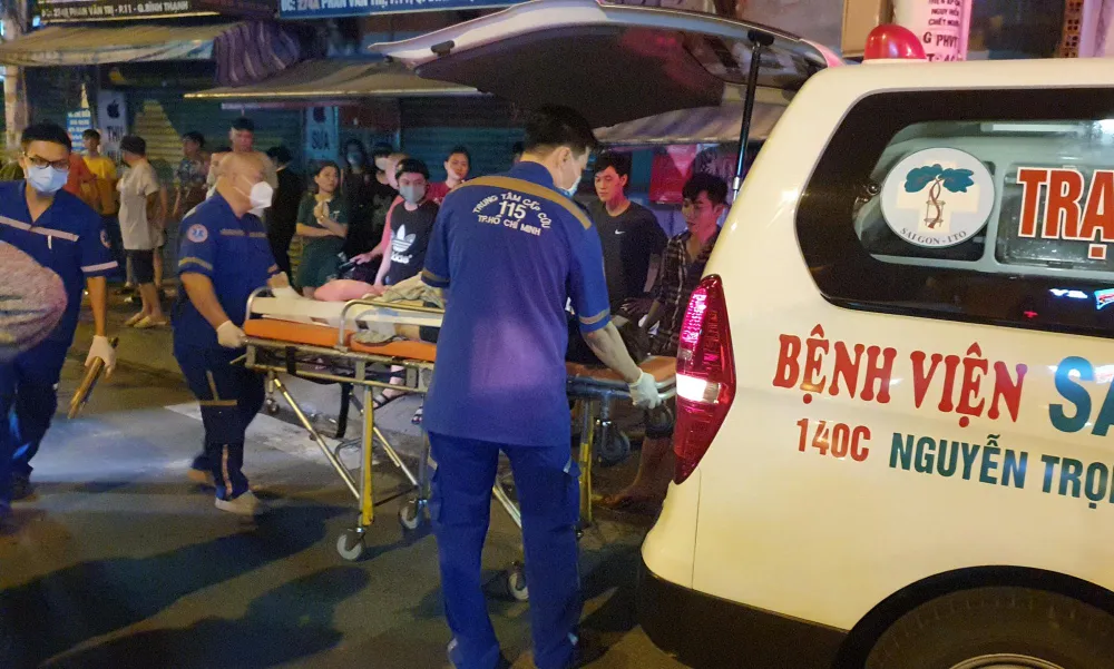 Các nạn nhân được đưa đi cấp cứu trong tình trạng thương tích nặng. Ảnh: NGUYỄN YÊN Các nạn nhân được đưa đi cấp cứu trong tình trạng thương tích nặng. Ảnh: NGUYỄN YÊN