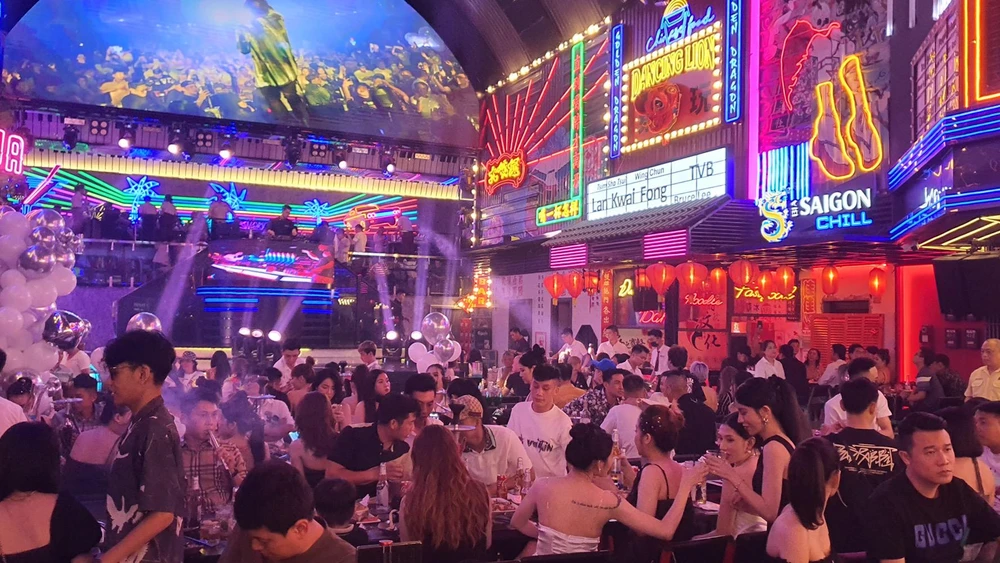 Lượng khách đông đảo trong quán vào tối ngày 5-10. Ảnh: NGUYỄN YÊN