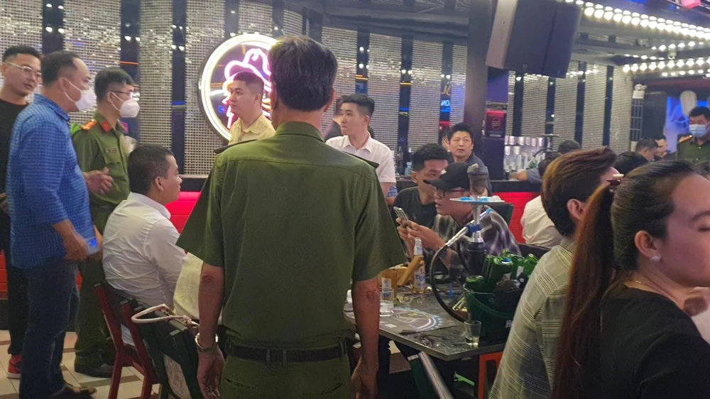 Công an kiểm tra quán bar khi đang có nhiều khách bên trong. Ảnh: NGUYỄN YÊN