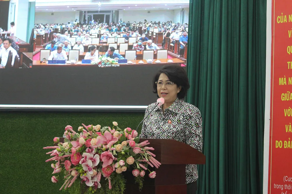 Đại biểu Tô Thị Bích Châu thông tin về các vấn đề mà cử tri quan tâm. Ảnh: NGUYỄN YÊN