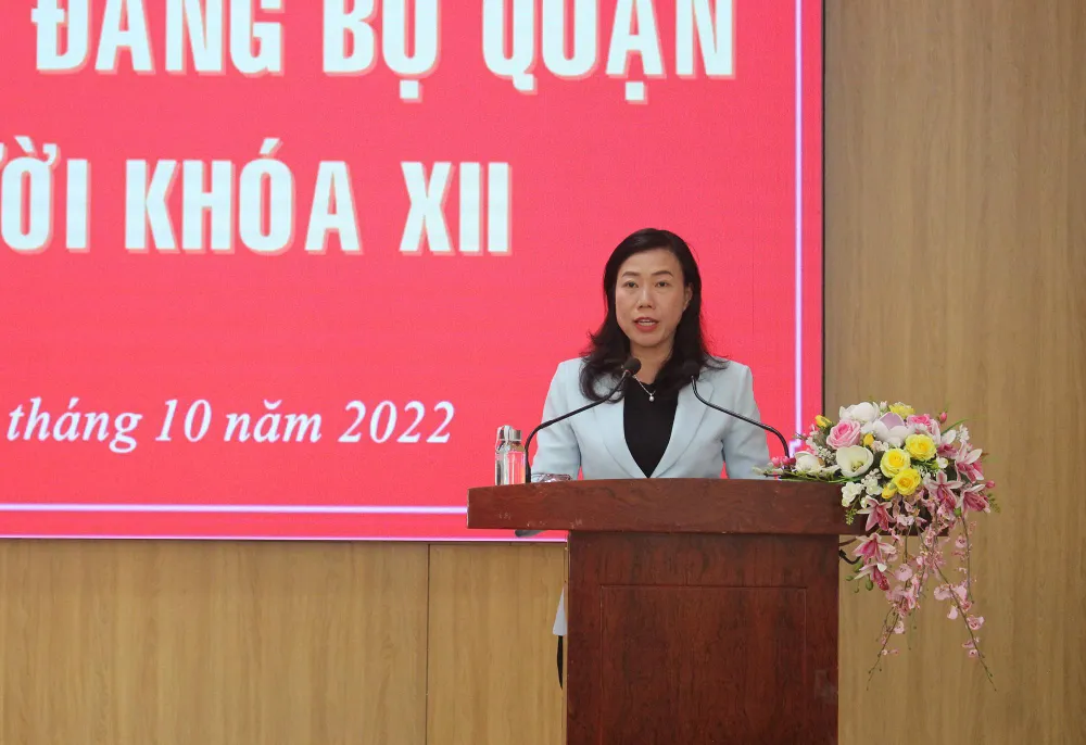 Phó Bí thư Thường trực Quận ủy Bình Thạnh thông tin về kết quả chín tháng đầu năm tại hội nghị. Ảnh: NGUYỄN YÊN