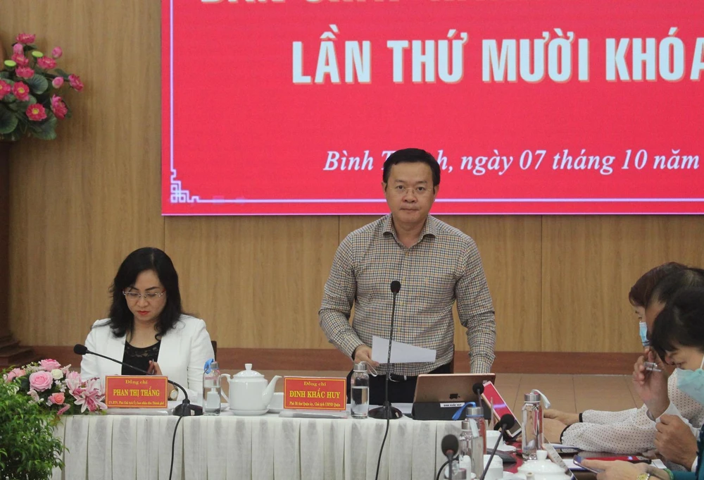 Ông Đinh Khắc Huy, Chủ tịch UBND quận Bình Thạnh, phát biểu tại hội nghị. Ảnh: NGUYỄN YÊN