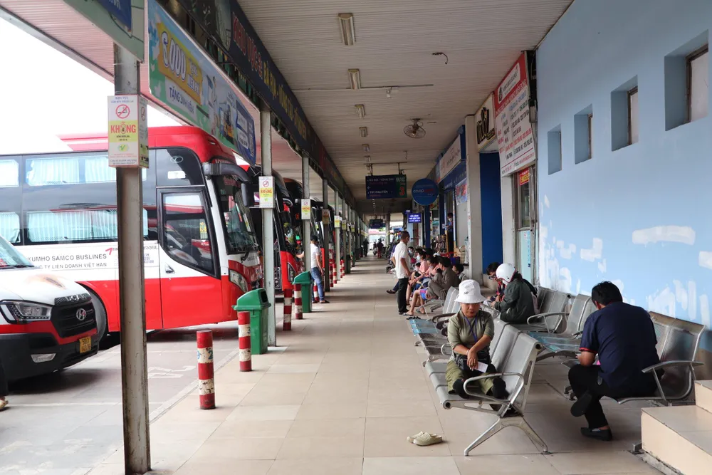 Lượng khách chờ lên xe thưa thớt. Ảnh: ĐC Lượng khách chờ lên xe thưa thớt. Ảnh: ĐC