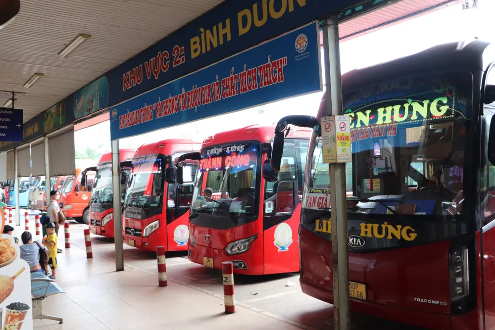 Xe khách đỗ tại nhà chờ trong bến xe Miền Đông cũ. Ảnh: ĐC Xe khách đỗ tại nhà chờ trong bến xe Miền Đông cũ. Ảnh: ĐC