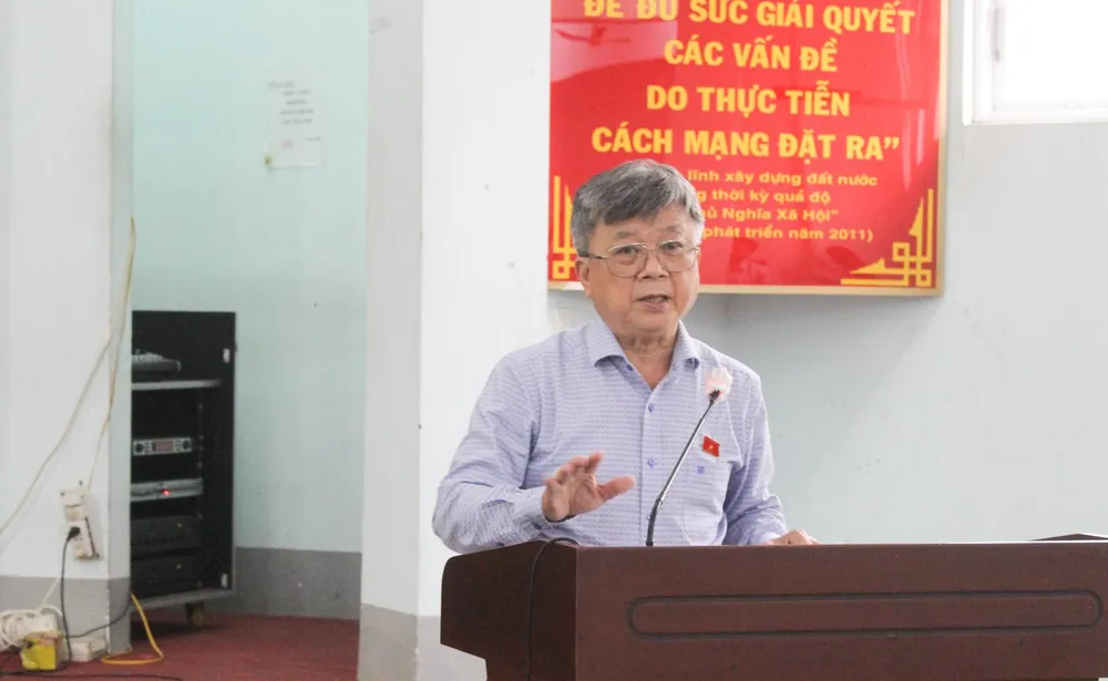 Đại biểu Trương Trọng Nghĩa trả lời ý kiến cử tri. Ảnh: NGUYỄN YÊN Đại biểu Trương Trọng Nghĩa trả lời ý kiến cử tri. Ảnh: NGUYỄN YÊN