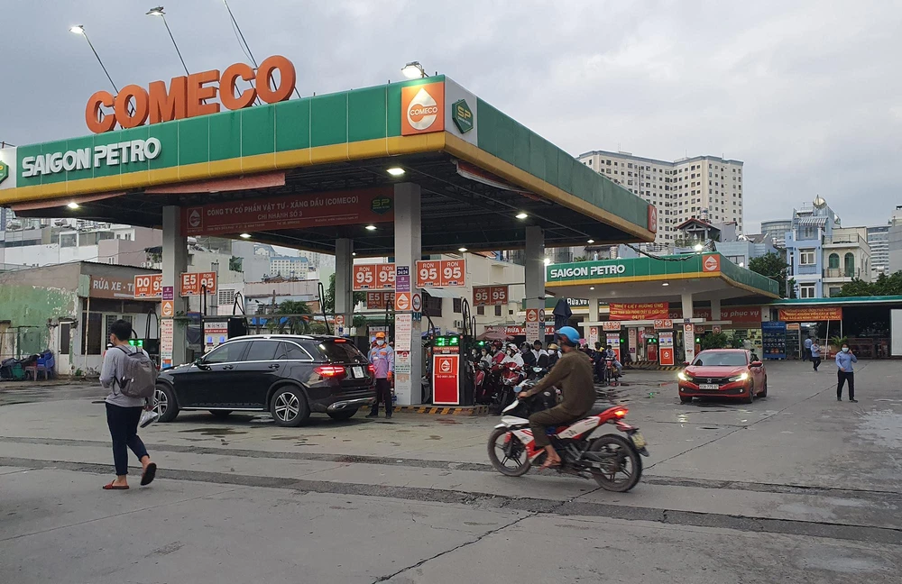 Cây xăng mở cửa đón khách chiều 11-10. Ảnh: NGUYỄN YÊN