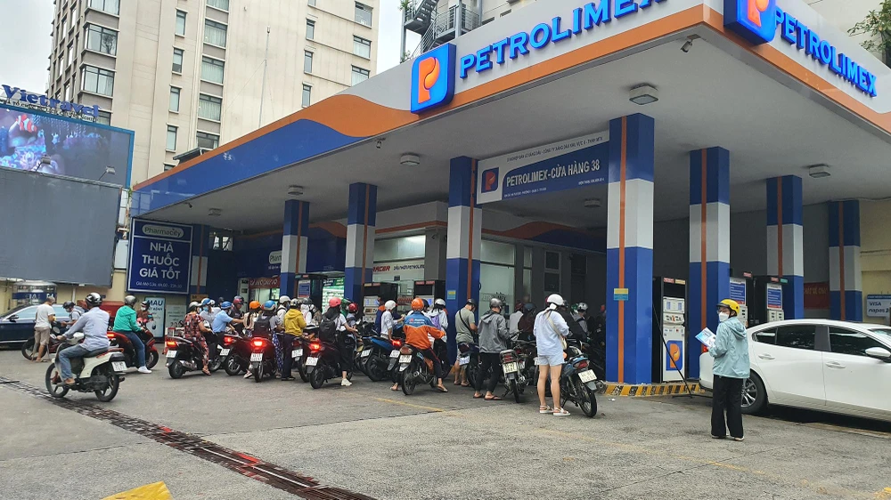 Cây xăng trên đường Pasteur cũng đông đúc người mua. Ảnh: NGUYỄN YÊN