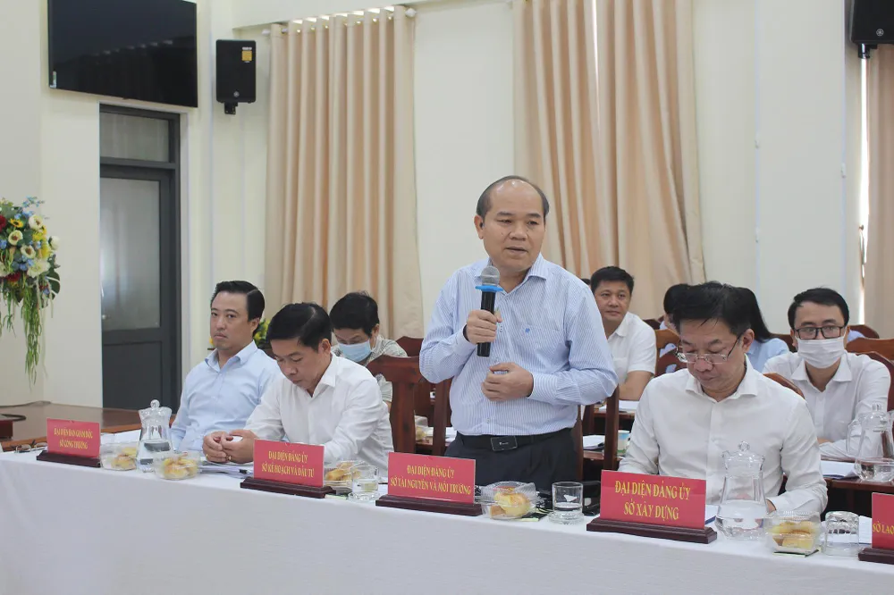 Ông Trần Văn Bảy, Phó Giám đốc Sở TN&amp;MT TP.HCM phát biểu tại hội nghị. Ảnh: NGUYỄN YÊN