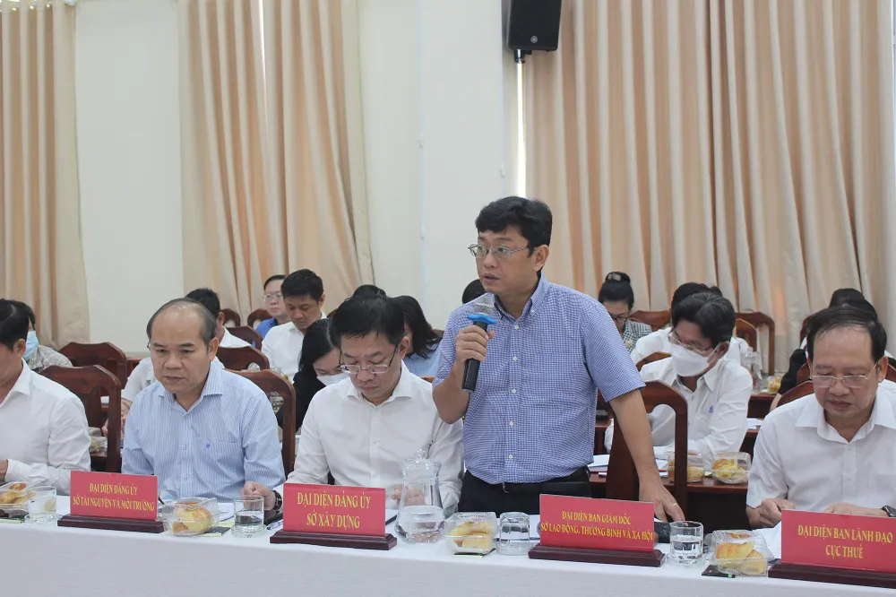 Đại diện Sở LĐTB&amp;XH thông tin về tình hình hỗ trợ người dân bị ảnh hưởng bởi dịch COVID-19. Ảnh: NGUYỄN YÊN