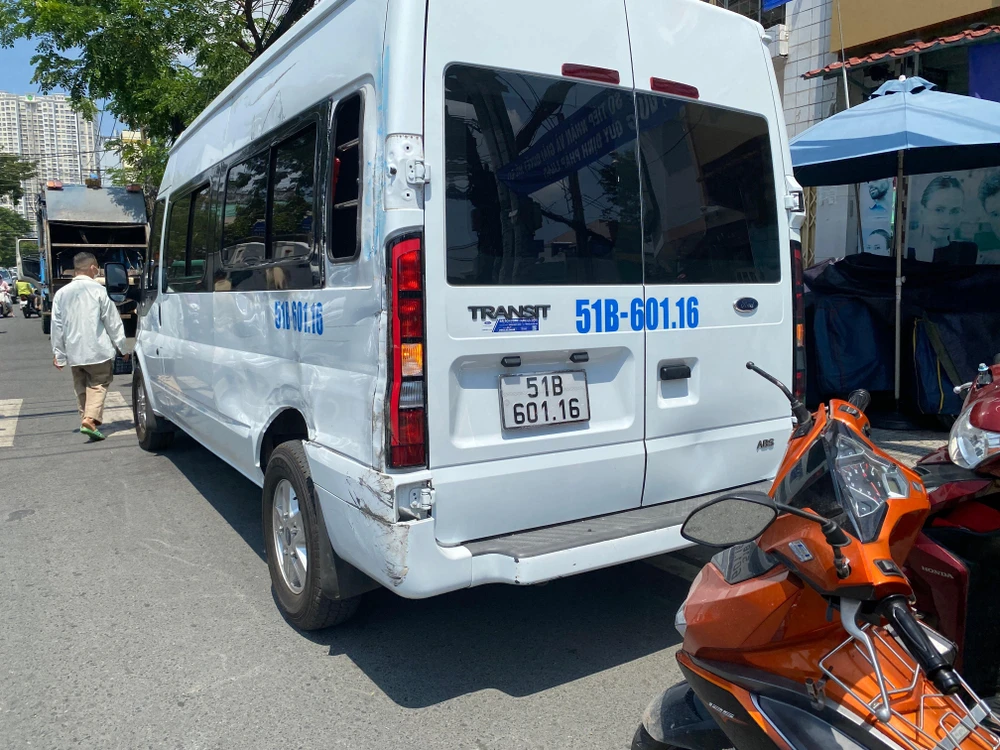 Xe khách 16 chỗ hư hỏng phần thân. Ảnh: ĐC