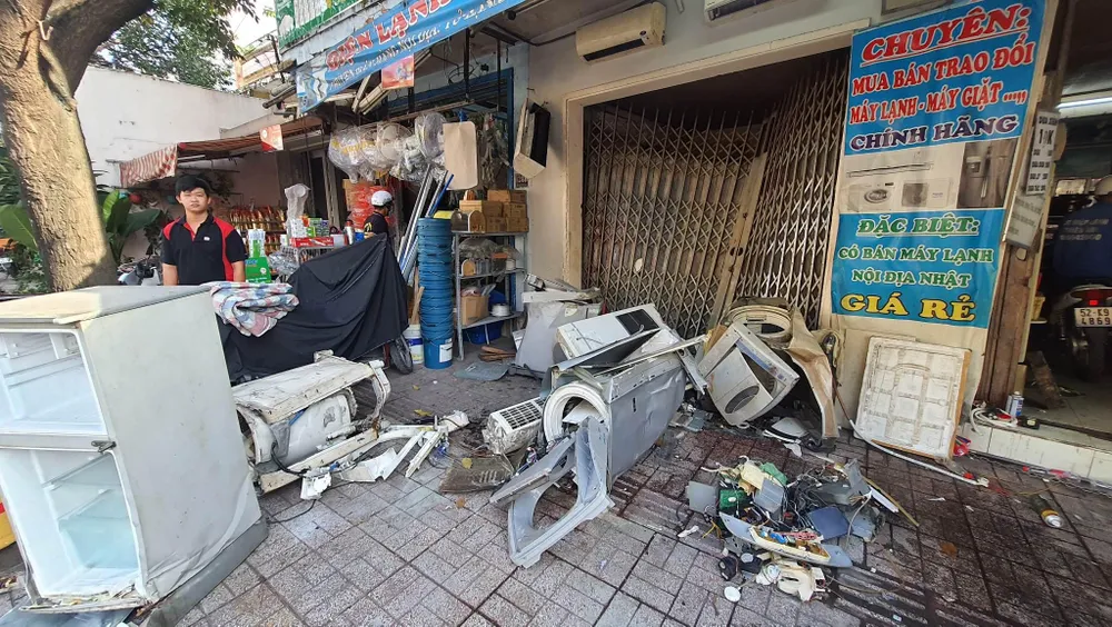 Nhiều máy giặt, tủ lạnh bị hư hỏng do vụ tai nạn. Ảnh: ĐC