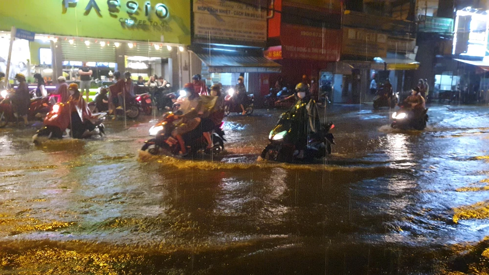 Ngập sâu tại khu vực chợ Thủ Đức.