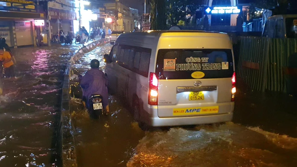 Tại khu vực đường Tô Ngọc Vân, mức nước được ghi nhận lên đến hơn 50cm.