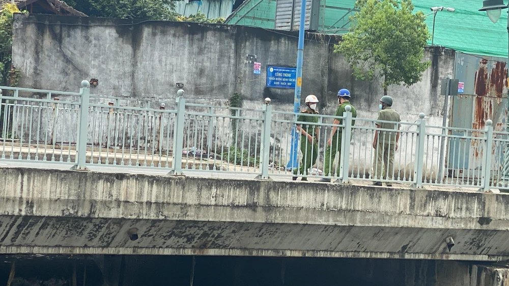 Công an quận 11 có mặt tại hiện trường phát hiện thi thể. Ảnh: HT Công an quận 11 có mặt tại hiện trường phát hiện thi thể. Ảnh: HT