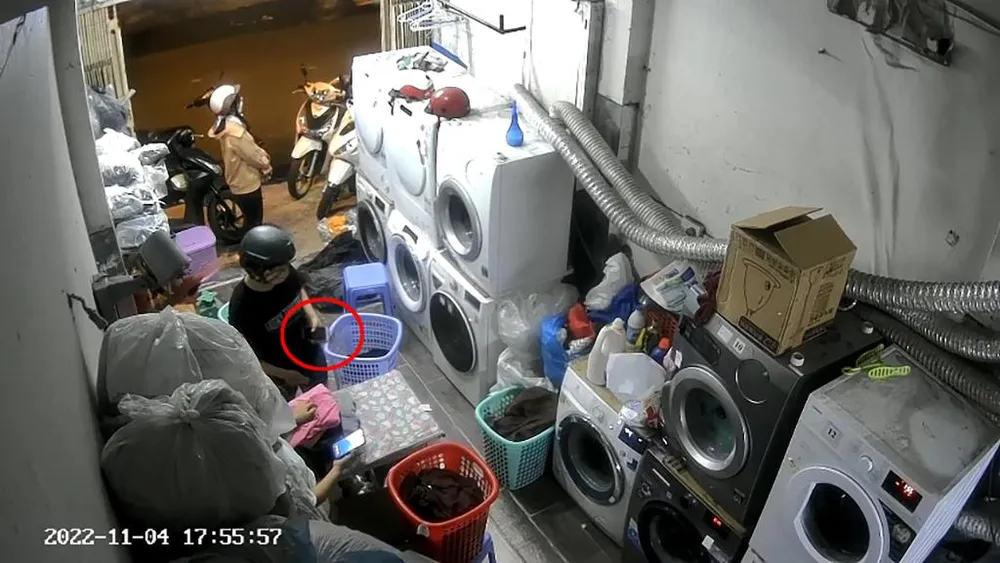 Người phụ nữ lấy điện thoại. Ảnh cắt từ clip Người phụ nữ lấy điện thoại. Ảnh cắt từ clip