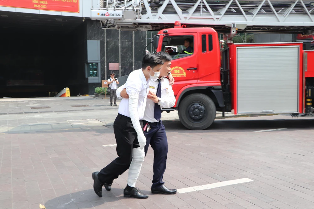 Diễn tập chữa cháy toà nhà Times Square quận 1