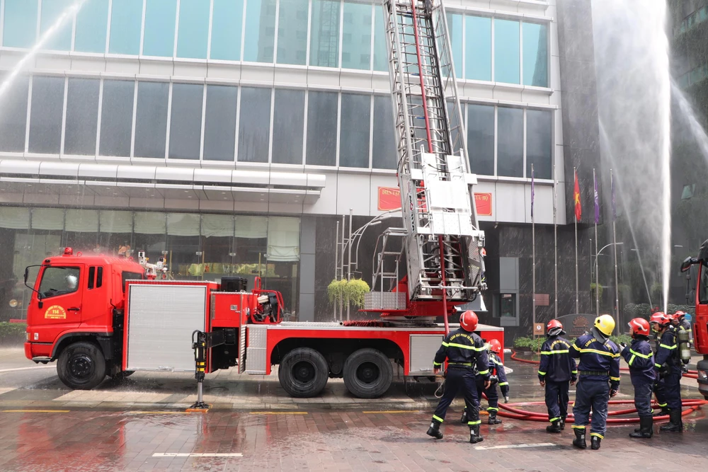 Diễn tập chữa cháy toà nhà Times Square quận 1