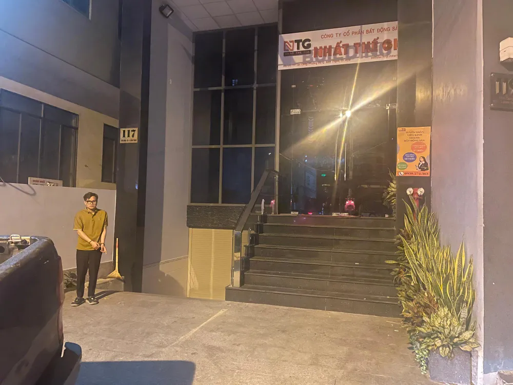 Sơn ăn mặc bảnh bao đến công ty sớm, qua mặt bảo vệ để lên công ty trộm tài sản. Ảnh: ĐC Sơn ăn mặc bảnh bao đến công ty sớm, qua mặt bảo vệ để lên công ty trộm tài sản.