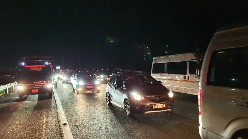 Kẹt xe kéo dài trên cao tốc do ảnh hưởng của tai nạn. Kẹt xe kéo dài trên cao tốc do ảnh hưởng của tai nạn.