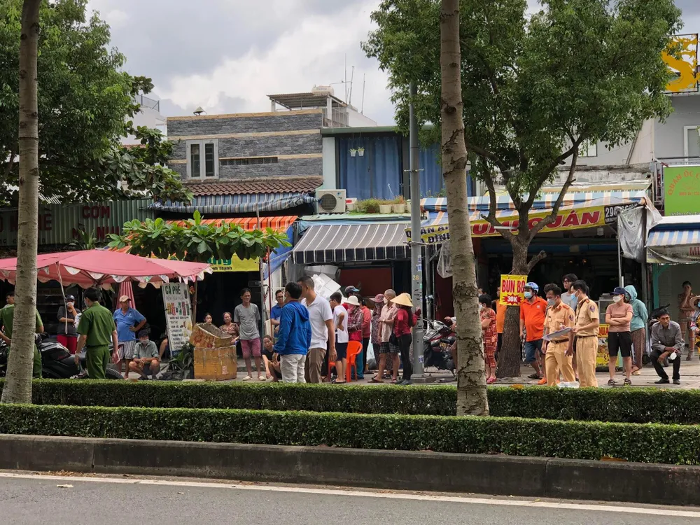 Lực lượng chức năng điều tra vụ tai nạn. Ảnh: NY