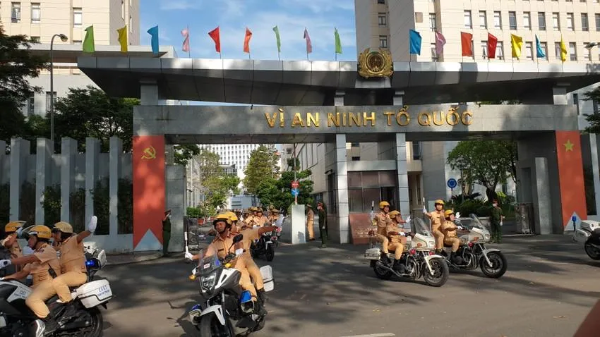 CSGT thực hiện tuần tra sau lễ ra quân trấn áp tội phạm tại Công an TP.HCM sáng 15-11.