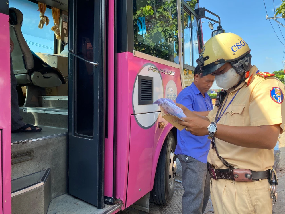CSGT kiểm tra giấy tờ đối với xe khách bị phát hiện không trao vé cho khách, thu giá vé cao hơn niêm yết.