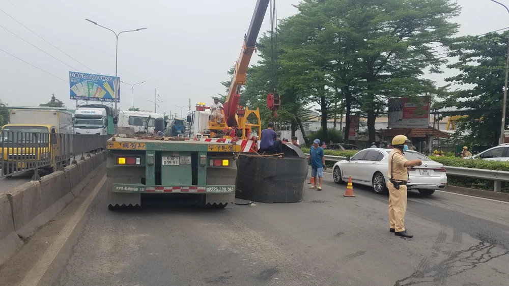 Hiện trường sự cố khiến hai cuộn thép rơi xuống đường. Ảnh: HT