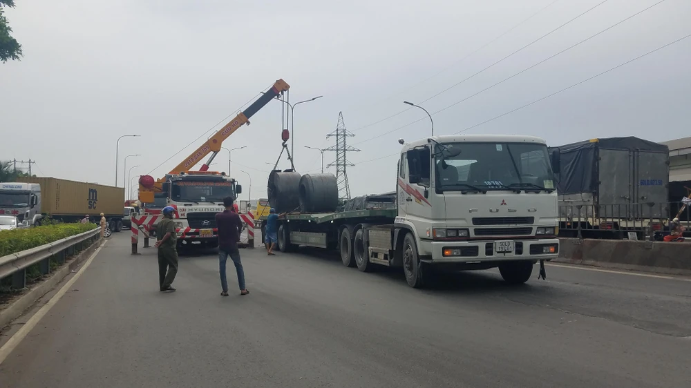 Xe cẩu được điều đến hiện trường để khắc phục sự cố. Ảnh: HT