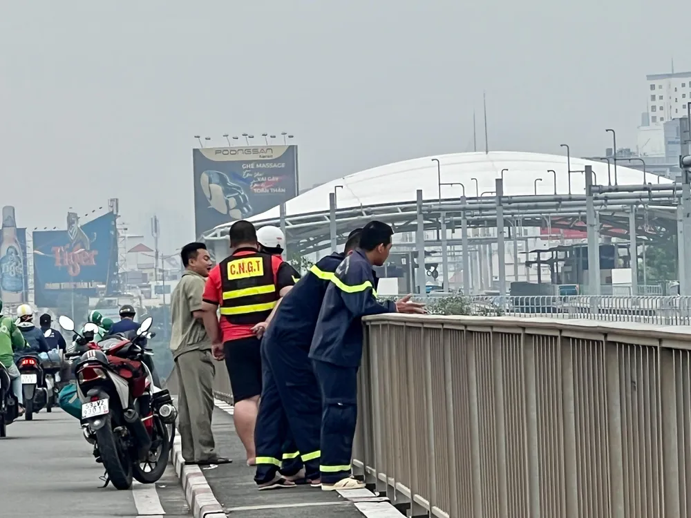 Cảnh sát tại vị trí xảy ra vụ nhảy cầu Sài Gòn chiều 21-11. Ảnh: ĐC Cảnh sát tại vị trí xảy ra vụ nhảy cầu Sài Gòn chiều 21-11. Ảnh: ĐC