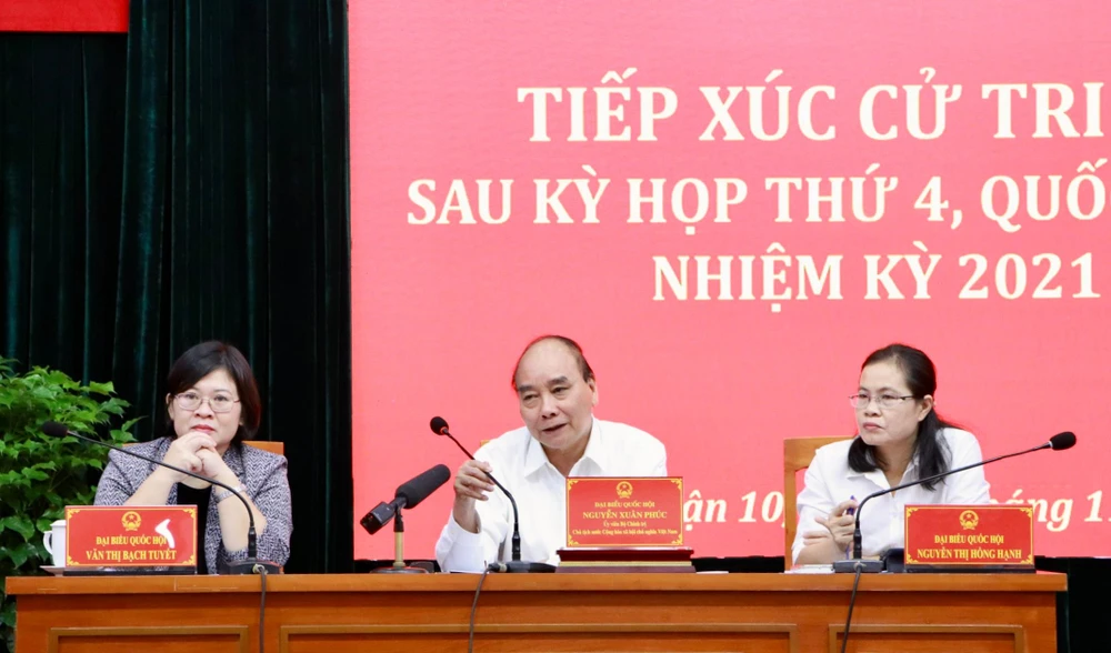 Tổ Đại biểu đơn vị 4 tiếp xúc cử tri quận 10 sáng 22-11. Ảnh: NGUYỄN YÊN