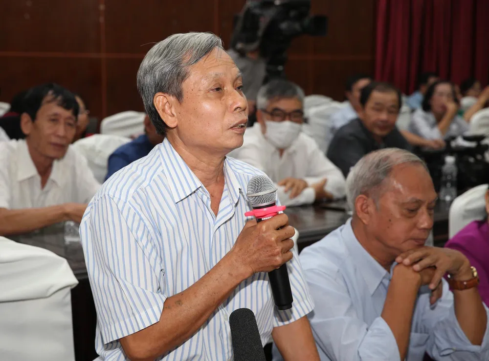 Cử tri phản ánh về việc nhiều dự án treo lâu năm gây khó khăn cho người dân. Ảnh: ĐC chu-tich-nuoc-tiep-xuc-cu-tri-go-vap