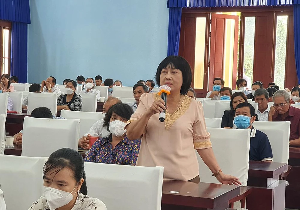 Cử tri đặt vấn đề về tình trạng ngập úng do không nạo vét cống trên địa bàn. Ảnh: NY