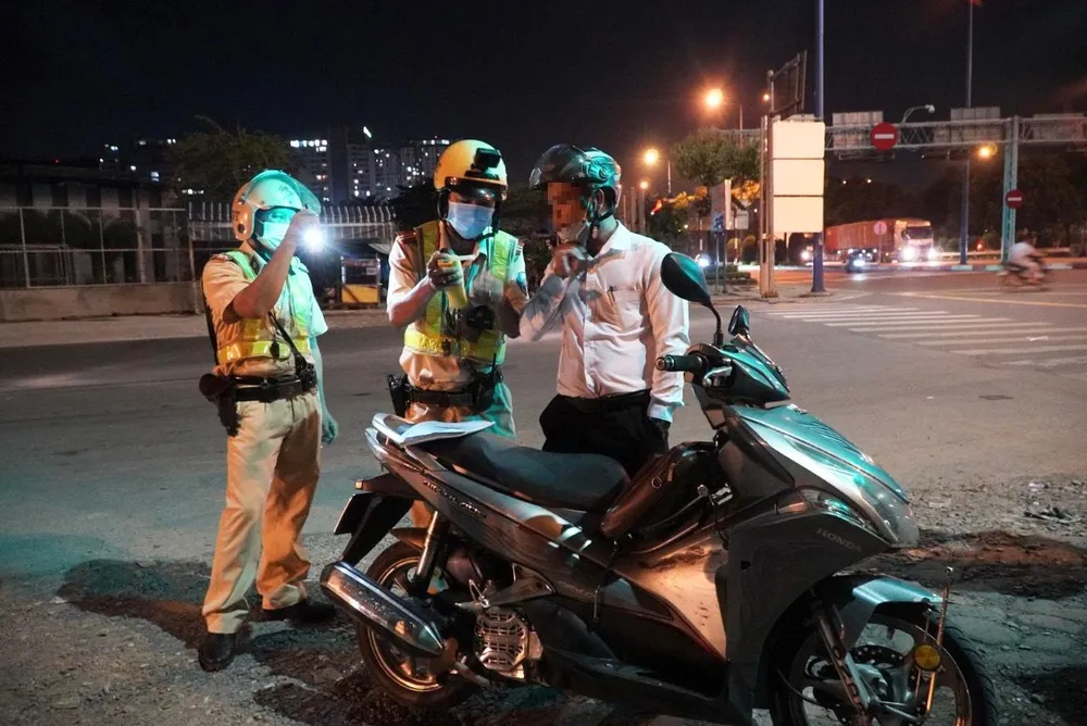 CSGT Cát Lái kiểm tra nồng độ cồn với người dân. Ảnh: ĐC CSGT Cát Lái kiểm tra nồng độ cồn với người dân. Ảnh: ĐC