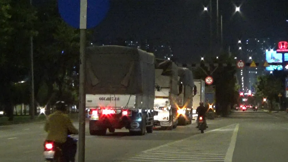 Nhóm xe tải đỗ giữa đường Võ Văn Kiệt. Ảnh: NY Nhóm xe tải đỗ giữa đường Võ Văn Kiệt. Ảnh: NY