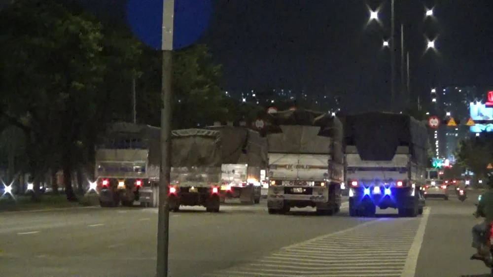 Nhiều xe tải đậu ở giữa làn đường ô tô và xe máy trên đường Võ Văn Kiệt. Ảnh: NY Nhiều xe tải đậu ở giữa làn đường ô tô và xe máy trên đường Võ Văn Kiệt. Ảnh: NY