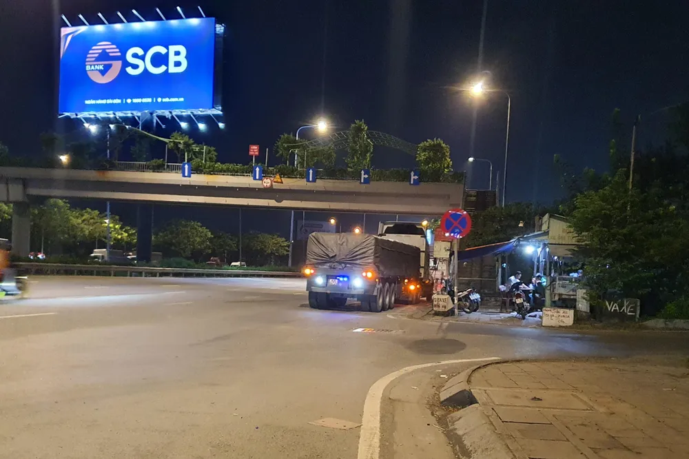 Xe tải đậu ở khu vực cấm dừng đỗ. Ảnh: NY Xe tải đậu ở khu vực cấm dừng đỗ. Ảnh: NY