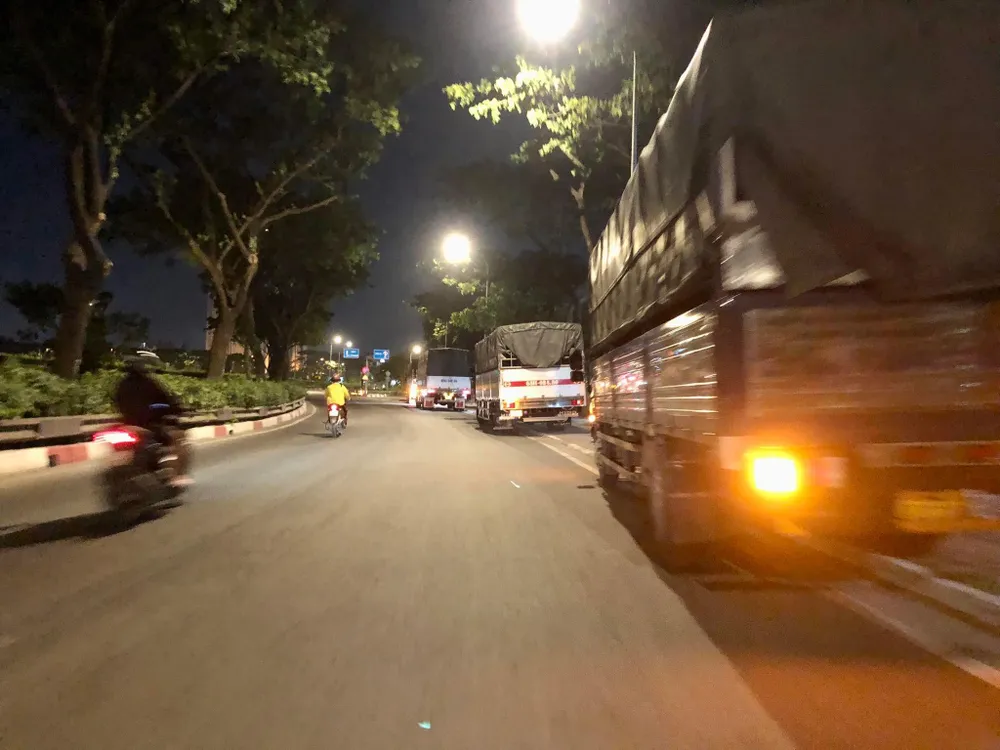 Nhóm xe tải đậu tại khu vực đường dẫn vào đường Võ Văn Kiệt bất chấp biển cấm. Ảnh: NY Nhóm xe tải đậu tại khu vực đường dẫn vào đường Võ Văn Kiệt bất chấp biển cấm. Ảnh: NY