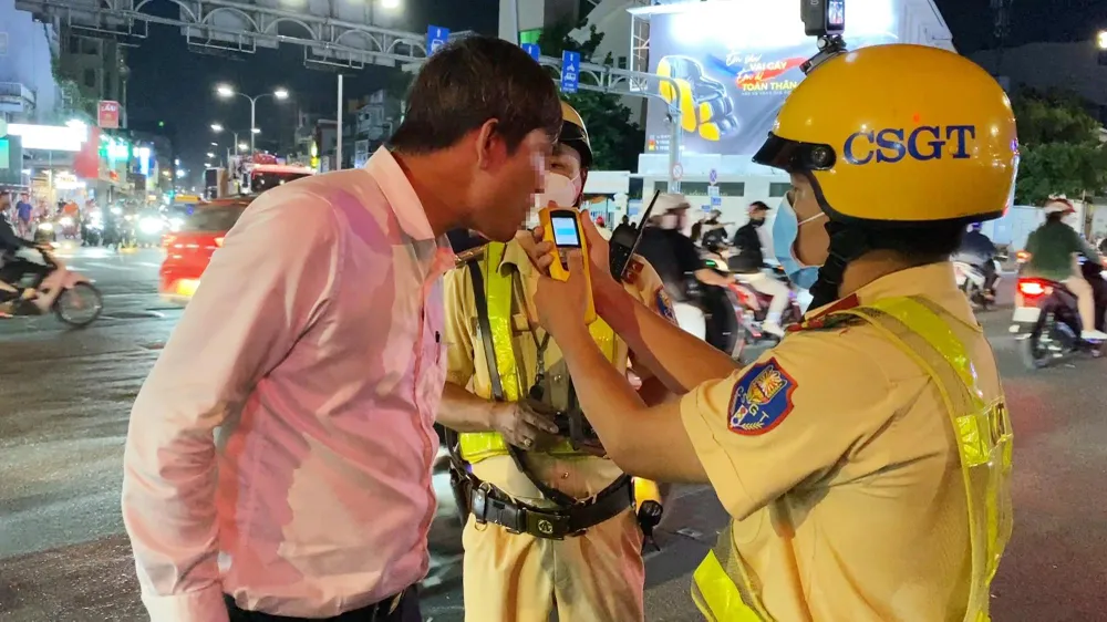 CSGT TP.HCM ra quân kiểm tra nồng độ cồn hồi tháng 12-2022. Ảnh minh họa: NGUYỄN YÊN CSGT TP.HCM ra quân kiểm tra nồng độ cồn hồi tháng 12-2022. Ảnh minh họa: NGUYỄN YÊN