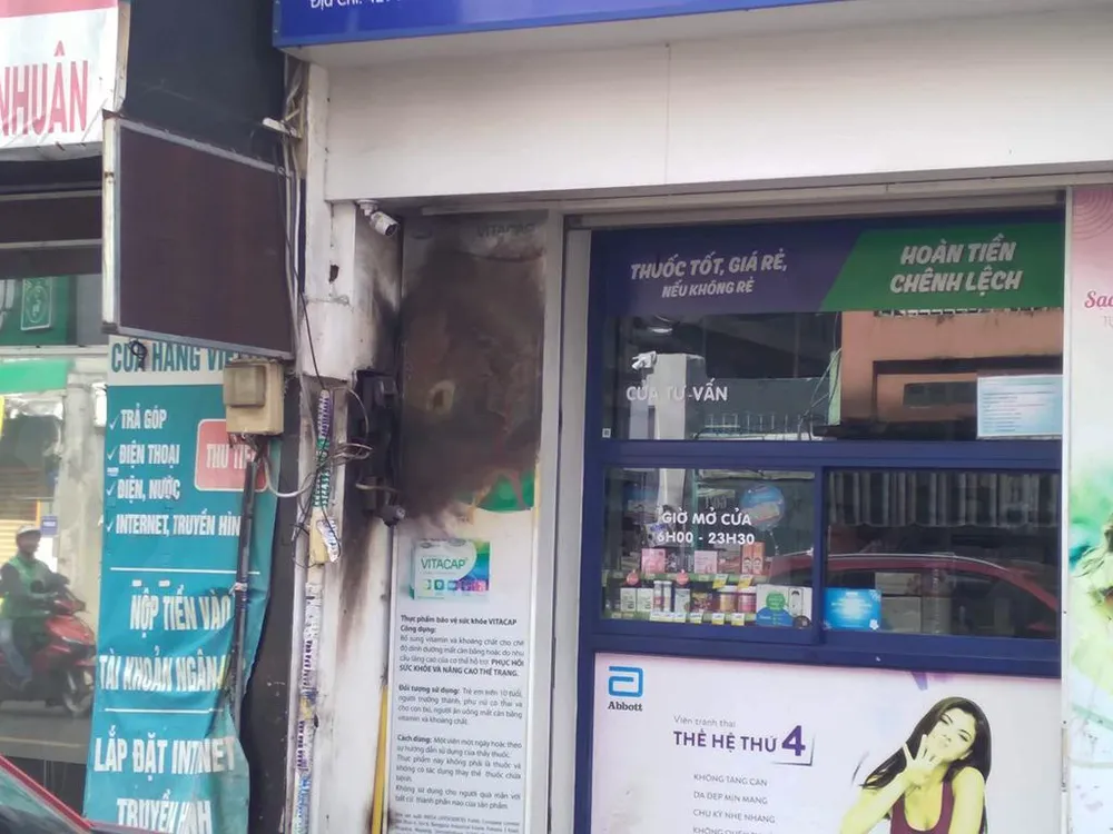 Vụ nổ làm cháy điện, anh L. bị thương. Ảnh: NY Vụ nổ làm cháy điện, anh L. bị thương. Ảnh: NY