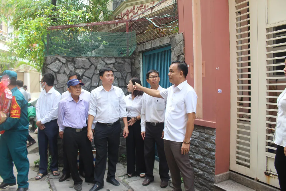 Chủ tịch UBND quận Phú Nhuận đề nghị các đơn vị thực hiện tiến độ nhanh nhất có thể để sớm ổn định đời sống người dân. Ảnh: NGUYỄN YÊN