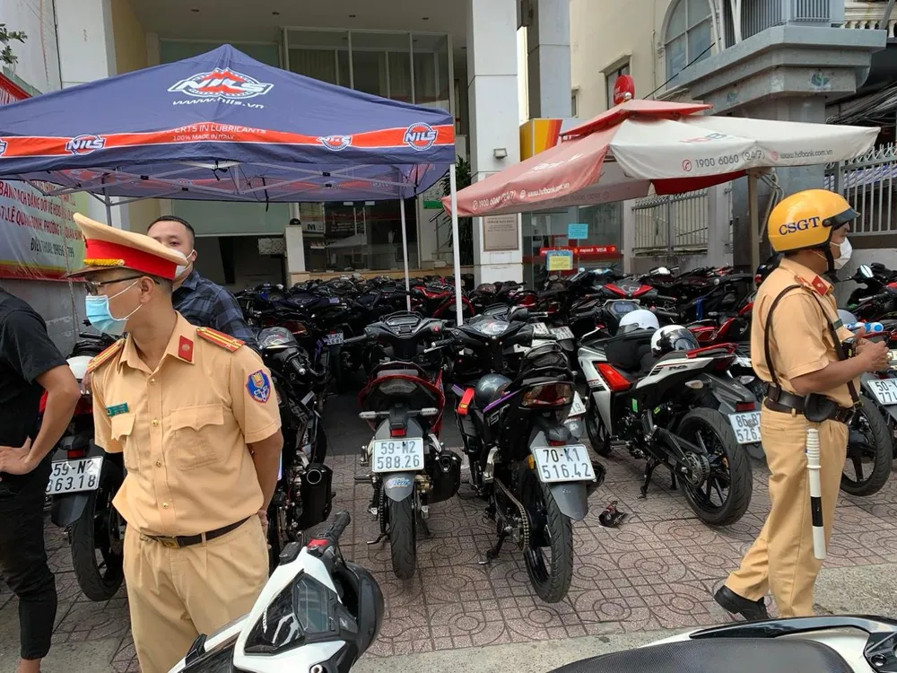 Hàng chục xe máy dựng kín vỉa hè thời điểm CSGT Bình Thạnh kiểm tra. Ảnh: NGUYỄN YÊN Hàng chục xe máy dựng kín vỉa hè thời điểm CSGT Bình Thạnh kiểm tra. Ảnh: NGUYỄN YÊN