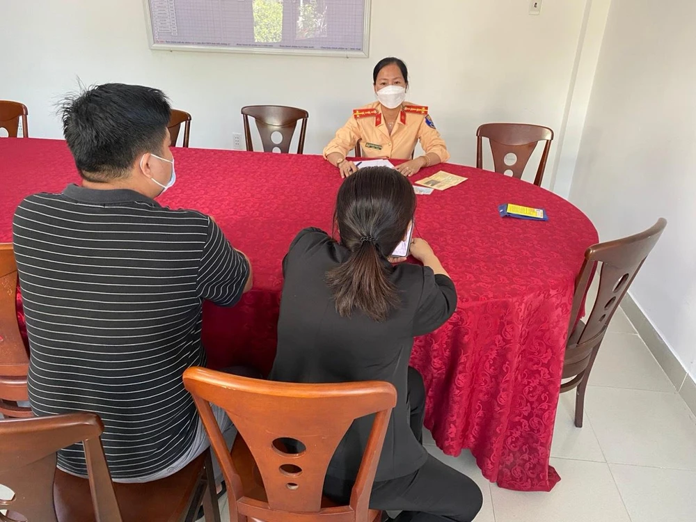 CSGT làm việc với tài xế H. Ảnh: PC08