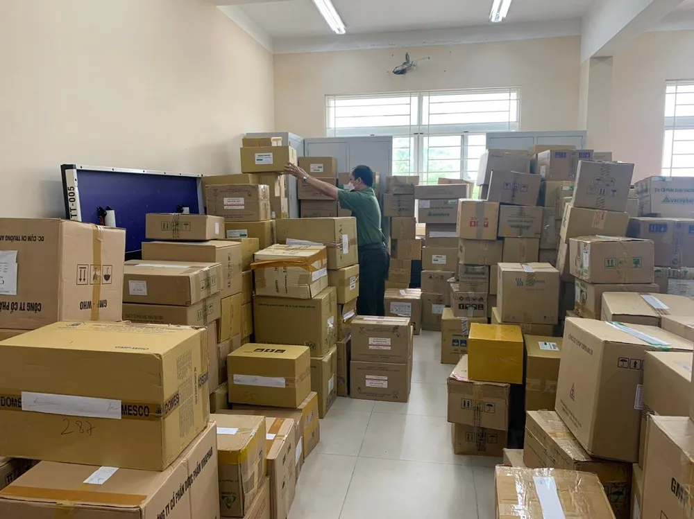 Gần 20.000 sản phẩm thuốc giả đã được kiểm đếm, số chưa kiểm đếm còn rất lớn. Ảnh: ĐC Gần 20.000 sản phẩm thuốc giả đã được kiểm đếm, số chưa kiểm đếm còn rất lớn. Ảnh: ĐC