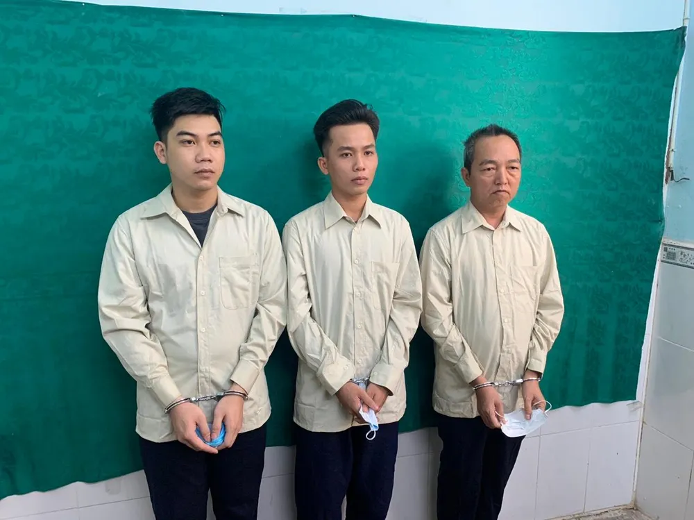 3 trong 7 nghi phạm bị Công an quận 8 bắt giữ liên quan trong đường dây sản xuất thuốc tân dược giả. Ảnh: ĐC 3 trong 7 nghi phạm bị Công an quận 8 bắt giữ liên quan trong đường dây sản xuất thuốc tân dược giả. Ảnh: ĐC