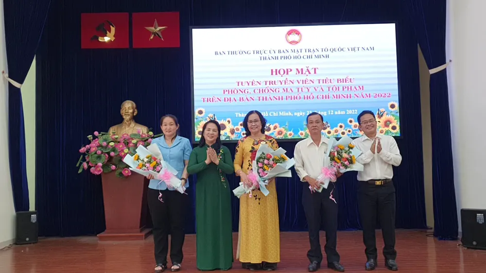 Bà Trần Kim Yến, Chủ tịch UBMTTQVN TP.HCM tặng hoa cho 3 cá nhân tham dự giao lưu trực tiếp tại hội nghị. Ảnh: NGUYỄN YÊN Bà Trần Kim Yến, Chủ tịch UBMTTQVN TP.HCM tặng hoa cho 3 cá nhân tham dự giao lưu trực tiếp tại hội nghị. Ảnh: NGUYỄN YÊN