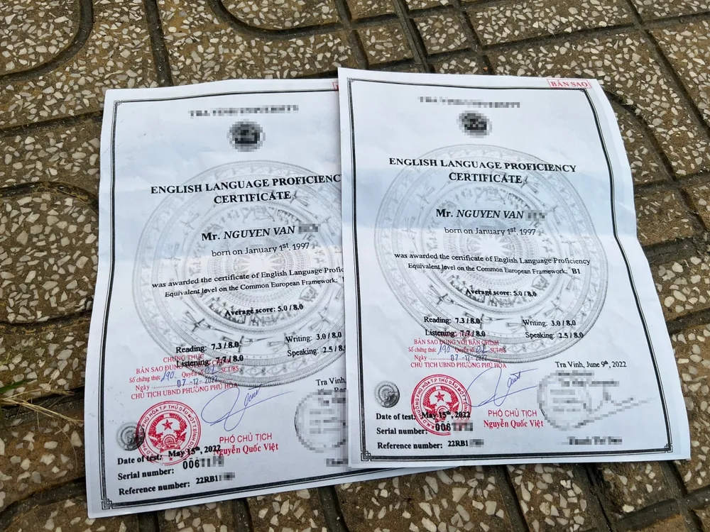 Chứng chỉ được làm giả và đóng mộc chứng thực của UBND phường Phú Hòa. Ảnh: NGUYỄN YÊN Chứng chỉ được làm giả và đóng mộc chứng thực của UBND phường Phú Hòa. Ảnh: NGUYỄN YÊN