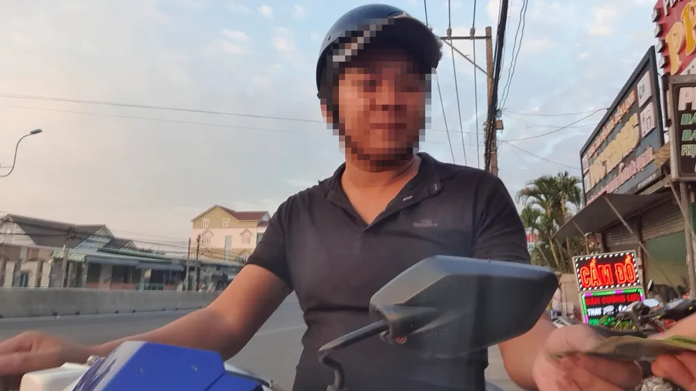 Người đàn ông làm giả giấy tờ tên Vũ giao hàng và nhận tiền chiều 14-12. Ảnh: NGUYỄN YÊN Người đàn ông làm giả giấy tờ tên Vũ giao hàng và nhận tiền chiều 14-12. Ảnh: NGUYỄN YÊN