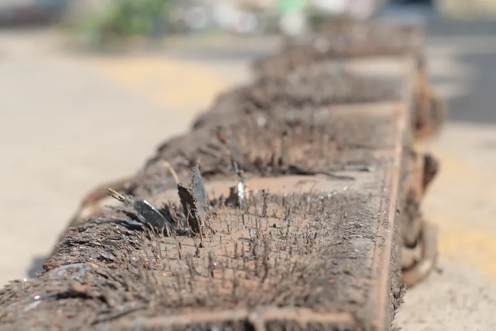 Đinh có dạng hình át rô được kẻ gian rải trên đường nhằm phá thủng ruột xe của người dân. Ảnh: PC08